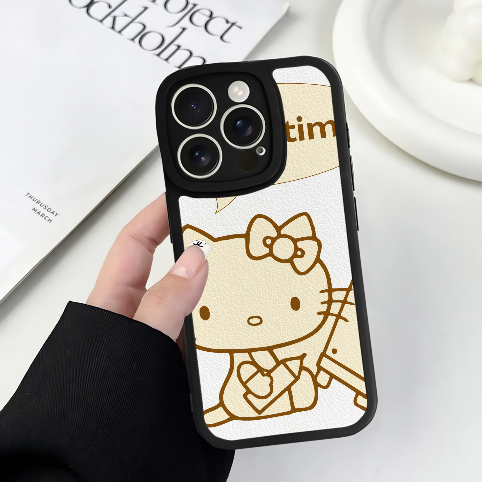 （画像用） Hello Kitty ハローキティ 【iPhone 16シリーズ対応】シリコンスマホケース（レザー調） 材質：シリコン